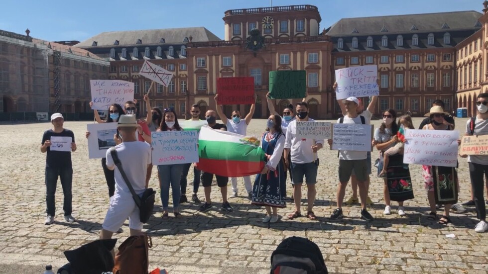 И българи в Германия протестират: Сънародниците ни излязоха в 7 града