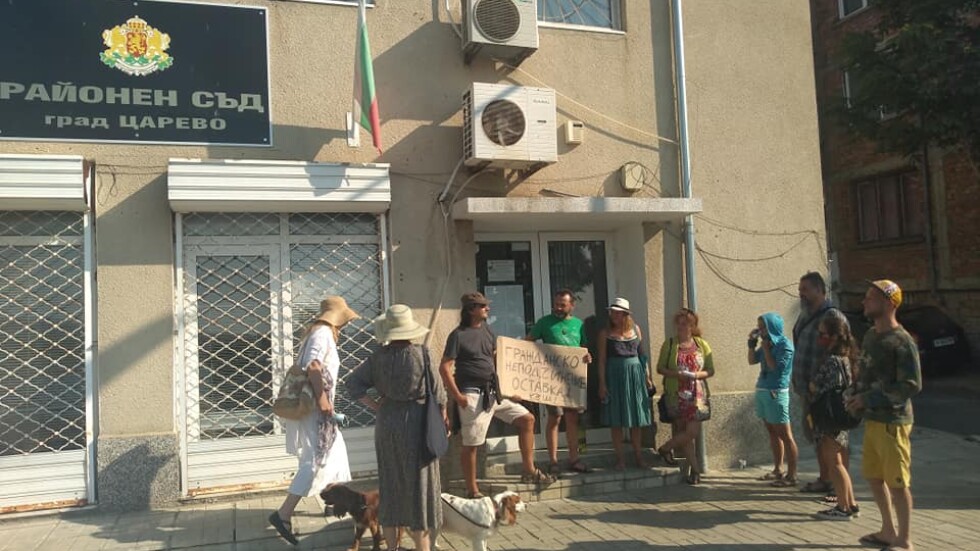 Граждани блокираха работата на Районен съд-Царево