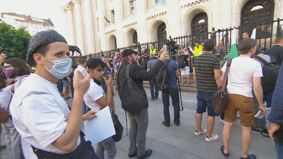 Протест срещу Гешев: Недоволни хвърлиха каскетите си пред Съдебната палата