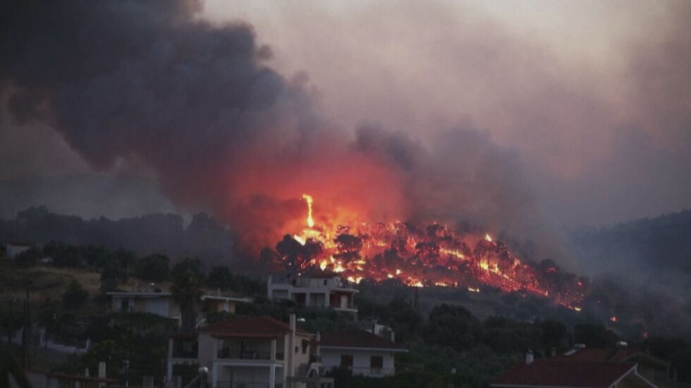 Втори ден продължава борбата с пожари в Южна Гърция (ВИДЕО)