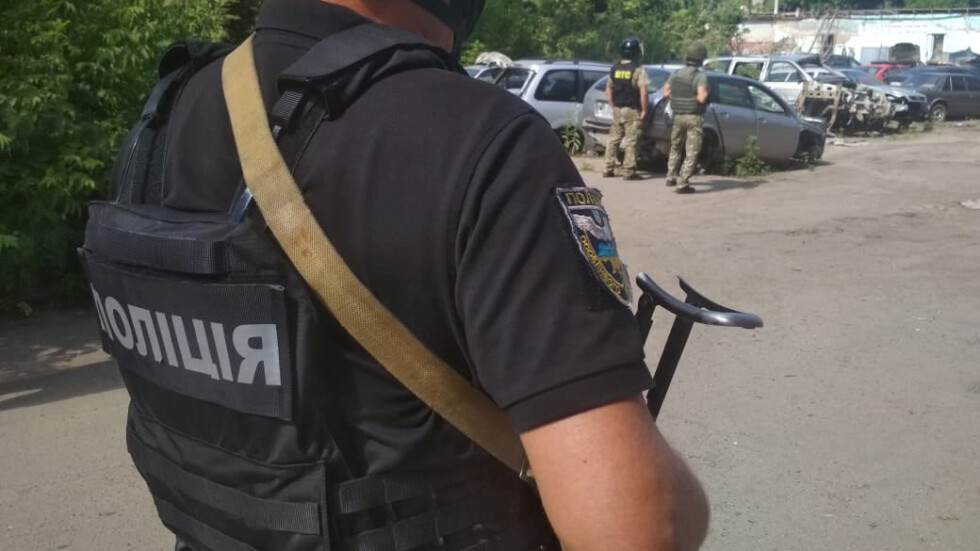 Мъж с граната в Украйна взе за заложник полицай