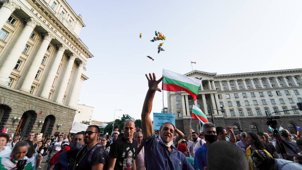 15 дни протести: Демонстрантите хвърлят семки и бонбони по сградата на Министерския съвет