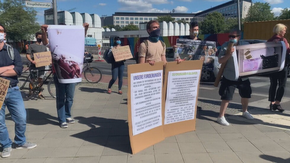 Българи протестираха пред централата на Християндемократическия съюз в Берлин