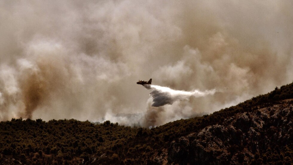 Хеликоптери и самолети се включиха в борбата с горските пожари в Гърция