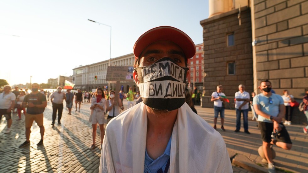 Ден 16 от протестите в София в снимки