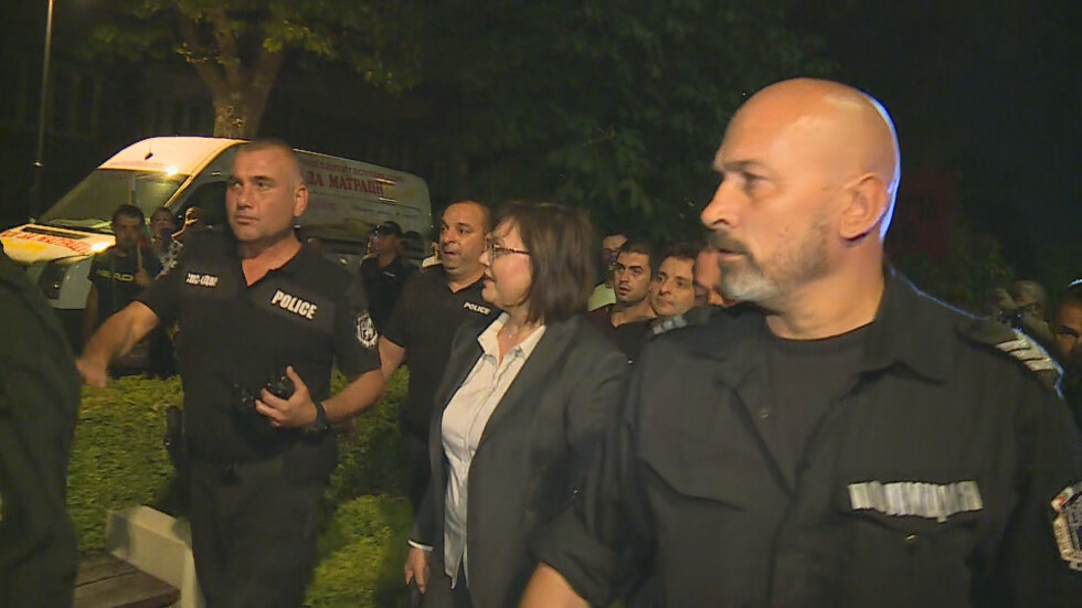 Корнелия Нинова излезе с помощта на полиция от БНТ