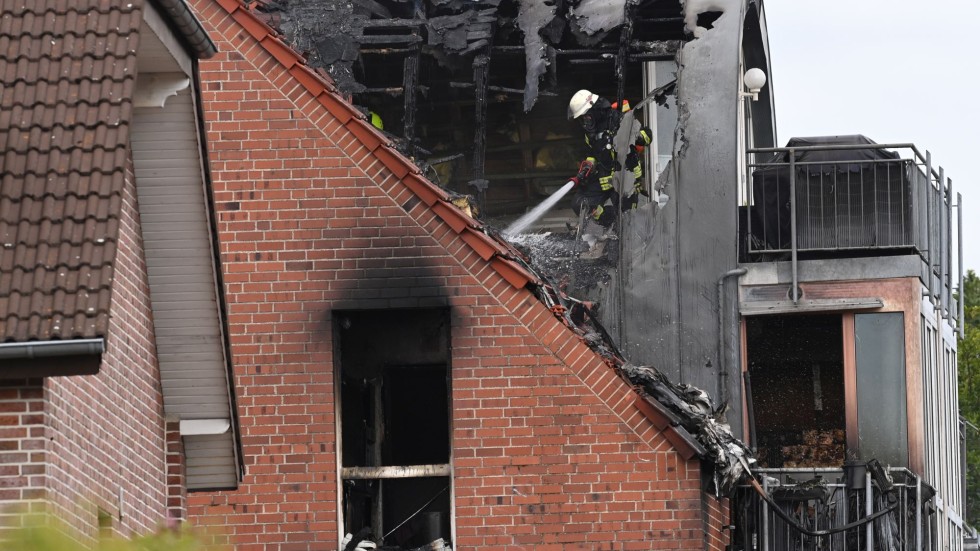 Малък самолет се блъсна в жилищна сграда в Германия, има загинали и ранено дете
