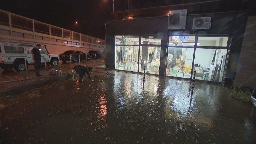 След бурята в София: Паднали дървета и наводнени улици