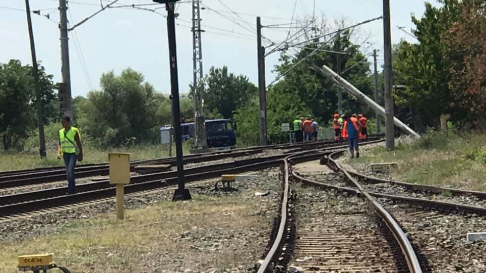 Отстраняват пораженията от дерайлиралия влак при Калояновец