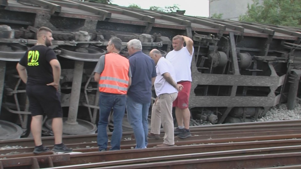 Два тежки жп инцидента: Дерайлирал товарен вагон и сблъсък между влак и кола на прелез