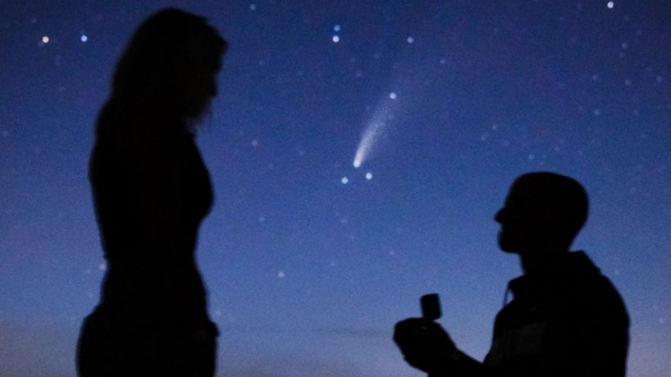 Двойка се сгоди под рядка комета, която може да бъде наблюдавана на всеки 6800 години