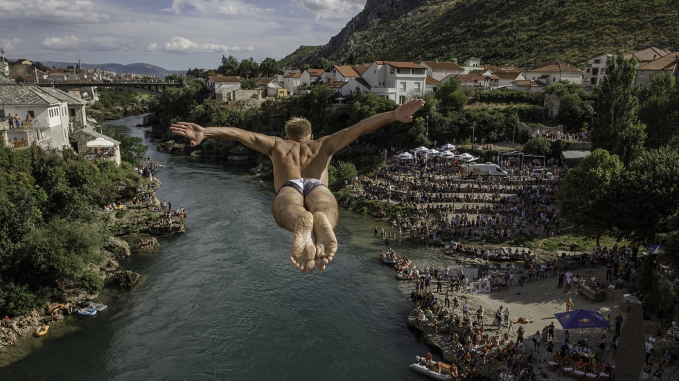 Смелчаци скачаха от 24-метровия Стари мост в босненския град Мостар (СНИМКИ)