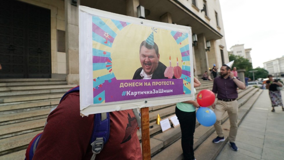 С куче-картичка и плакати граждани празнуваха рождения ден на депутата Делян Пеевски