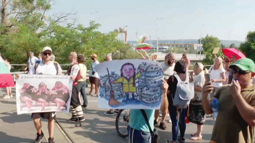 Протестиращи блокираха Аспаруховия мост във Варна