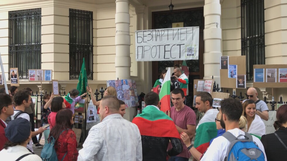 Българи излязоха на протест срещу правителството в Лондон и Кьолн