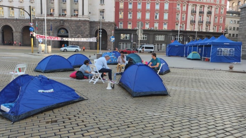 Граждани пренощуваха на палатки в Триъгълника на властта