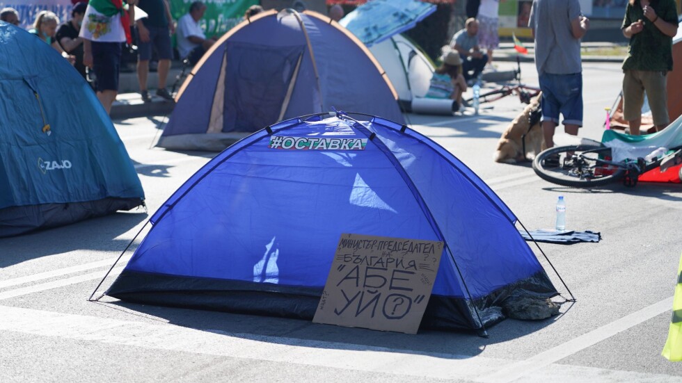 Палатковият лагер на "Орлов мост": Блокадата остава до оставката на кабинета