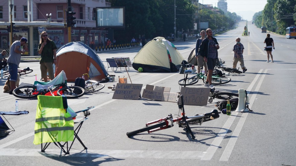 Заради палатковия лагер на "Орлов мост": Движението по централни булеварди е затруднено