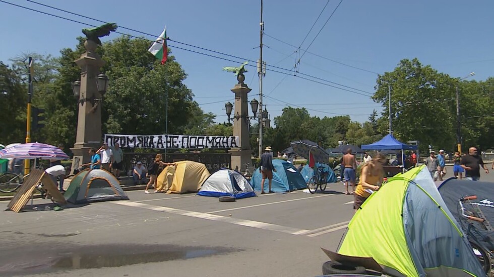 Остават блокирани трите големи кръстовища  в София 