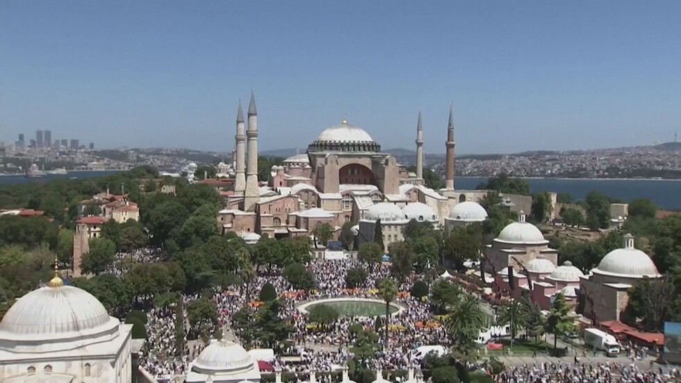 Експерти: Ердоган дава притеснителен сигнал на света с решението да трансформира "Свата София" в джамия