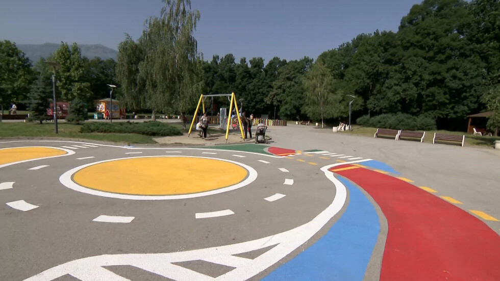 Откриха детска площадка за обучение на децата по безопасност на движението