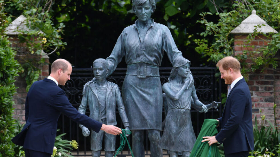 Уилям и Хари откриха красива статуя в памет на покойната им майка принцеса Даяна