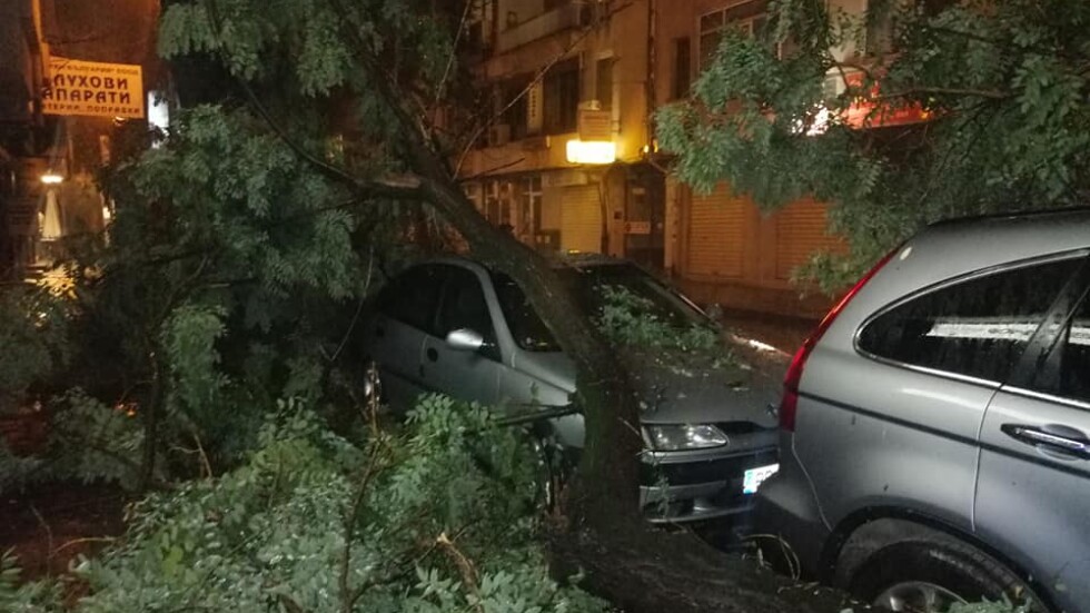 След бурята в Пловдив: Няма данни за пострадали
