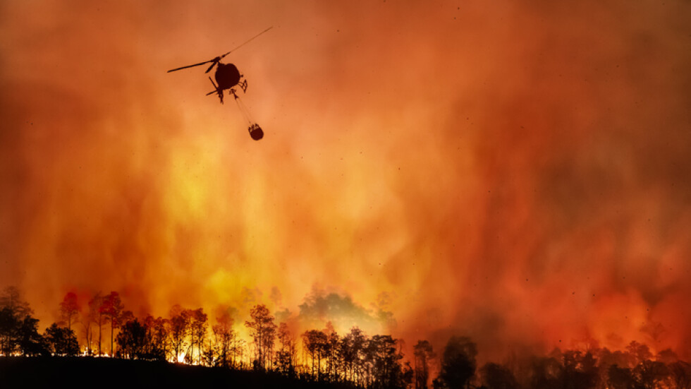Хиляди пожарникари се борят с горски пожари в Русия