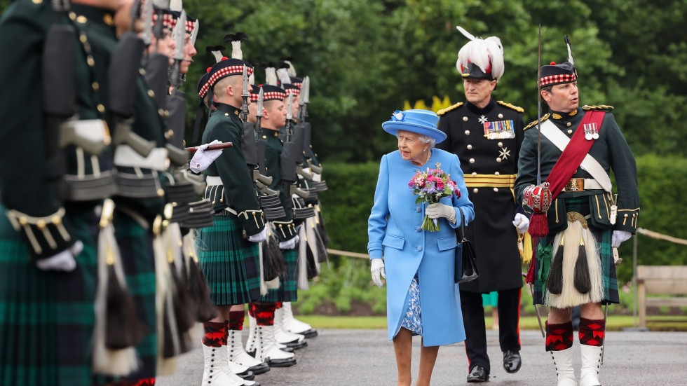 Kралицата усмихна всички с ярките си тоалети в Шотландия 