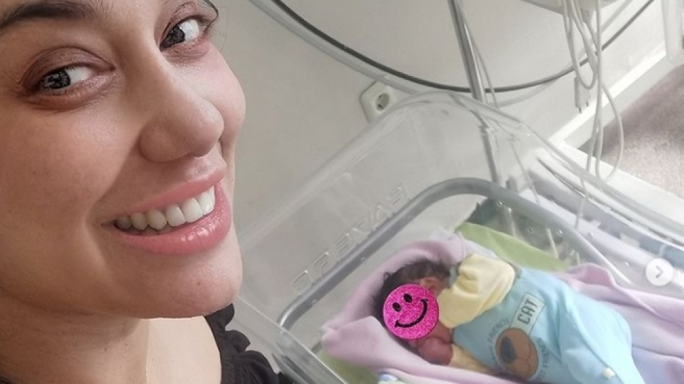Мария Илиева показа бебето си на 10 дни: много коса и сладко розово боди (СНИМКИ) 