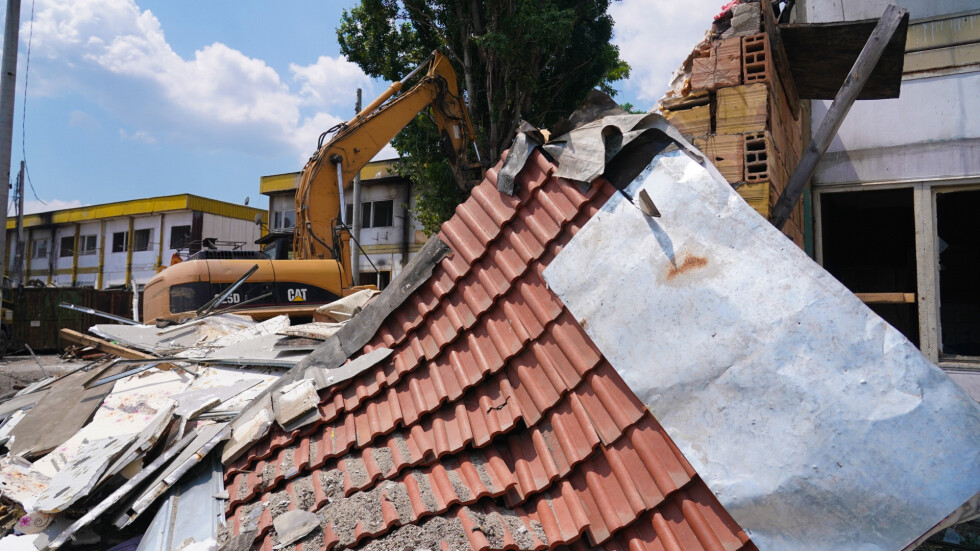 Бутат две от сградите във Виетнамските общежития в София