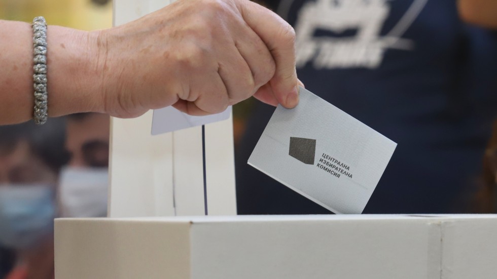 Всички на машина, само Нинова и Борисов – на хартия: Как гласуваха политиците?