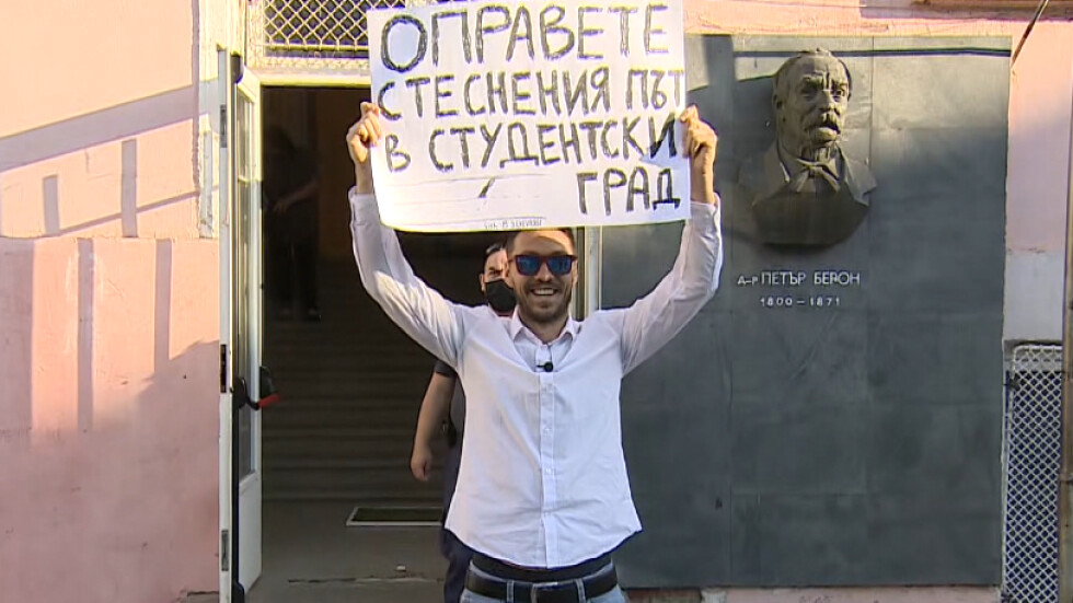 С лична кауза: Инфлуенсърът Любомир Жечев застана с плакат зад гърба на някои политически лидери