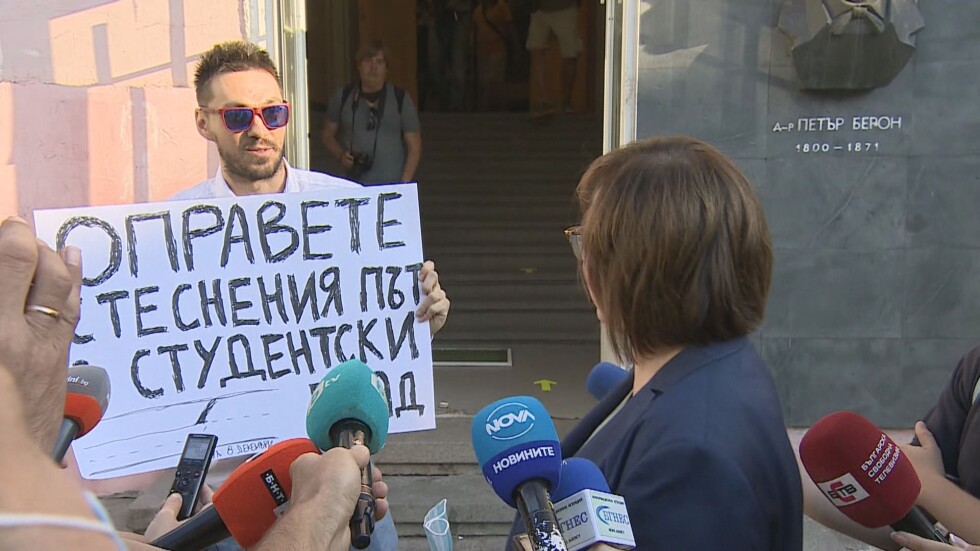 С плакат на протест: Как инфлуенсър поиска от политиците ремонт на булевард в София
