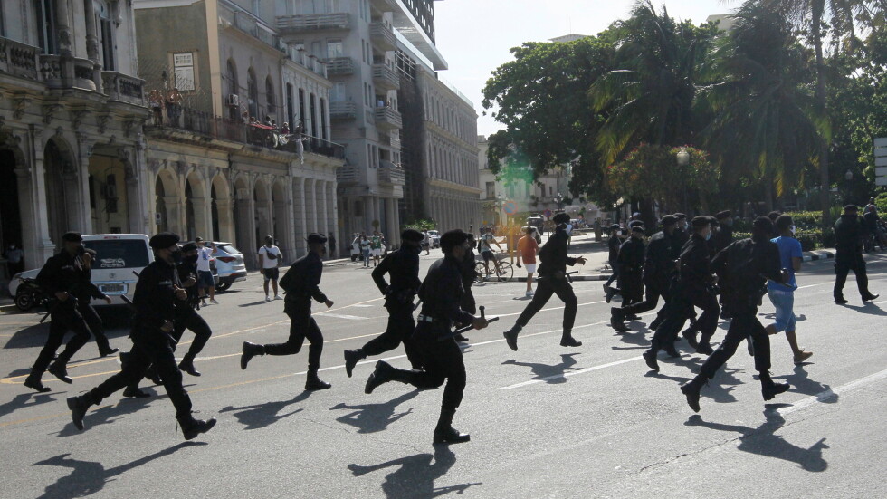 Външните министри на САЩ и още 20 страни осъдиха масовите арести в Куба