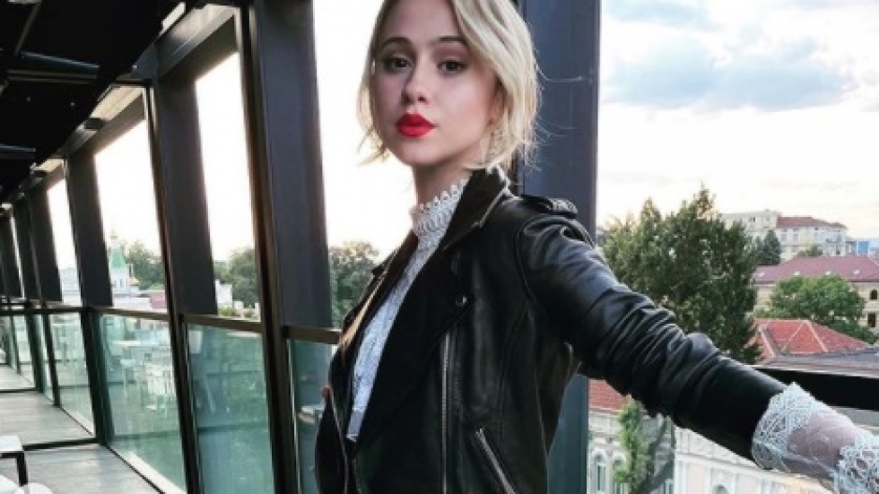 Тайно: Мария Бакалова се снима от терасата на хотел в центъра на София и хапна физалис