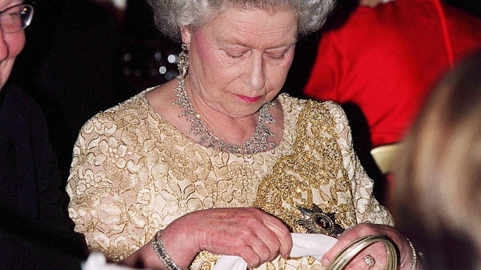 Тайната на откраднатата целувка: на кого кралица Елизабет дава отпечатък на устните си върху салфетка