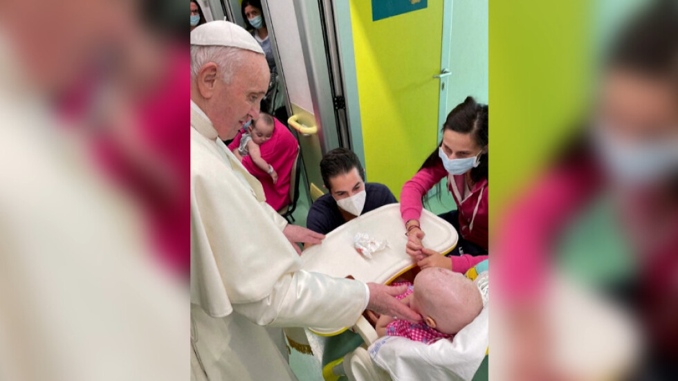Изписаха папа Франциск от болница