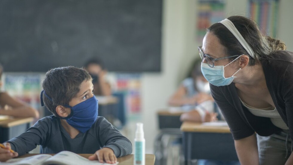 МОН ще плаща допълнителни прегледи за учителите, преболедували COVID-19