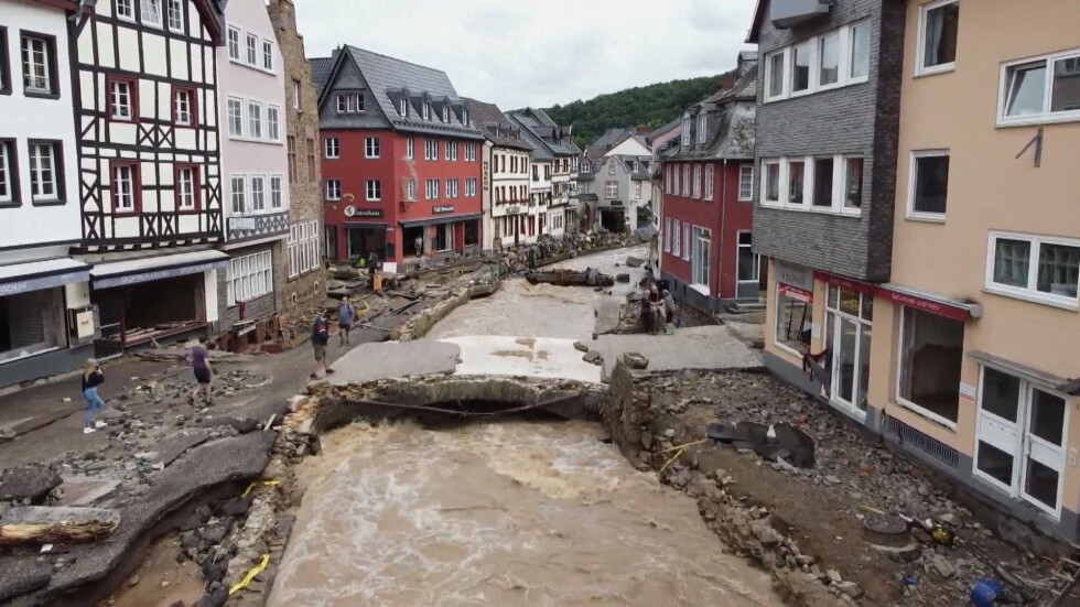 Най-малко 120 души са загинали при тежките наводнения в Германия и Белгия