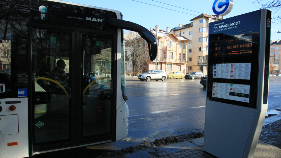 Време до пристигане – неизвестно: Утре таблата на спирките в София няма да работят