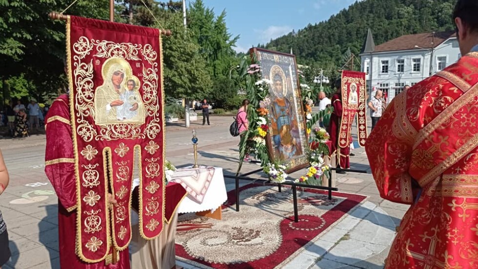 Икона и частица от мощите на Свети Мина посрещнаха в Кюстендил