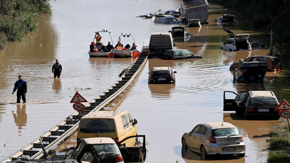Броят на загиналите при наводненията в Германия достигна 141