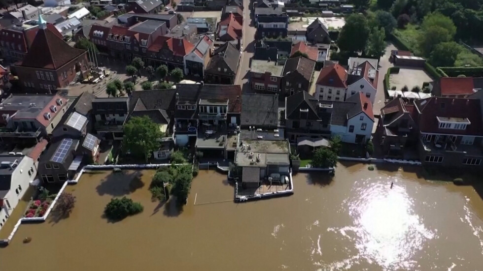 Расте броят на жертвите след наводненията в Германия 