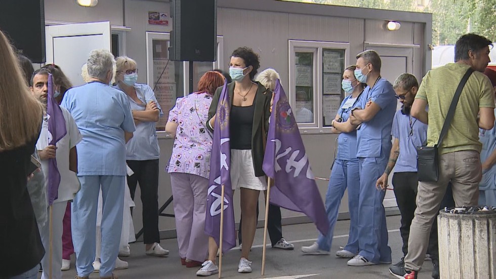 Лекари и медицински работници отново на протест пред „Пирогов“