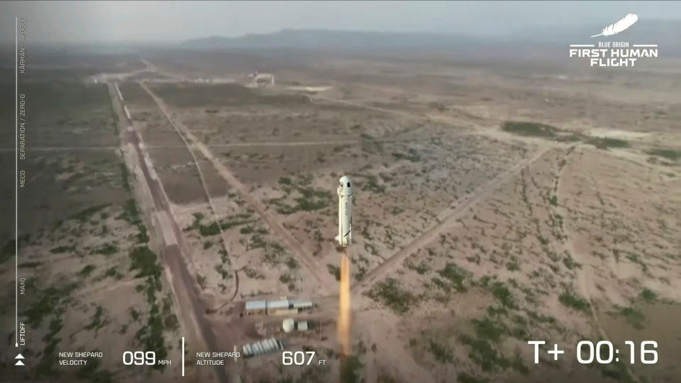 Джеф Безос излетя с ракетата си в Космоса
