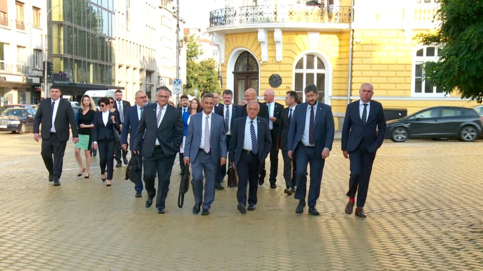 Групата на „Демократична България“ дойде организирано до Народното събрание