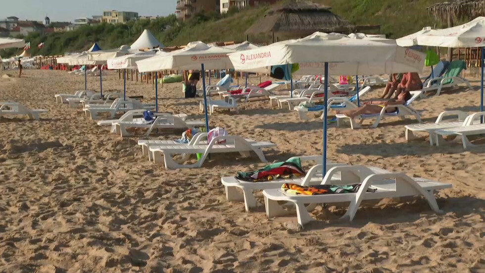Гърция забранява плажа за деца между 12 и 17 ч.