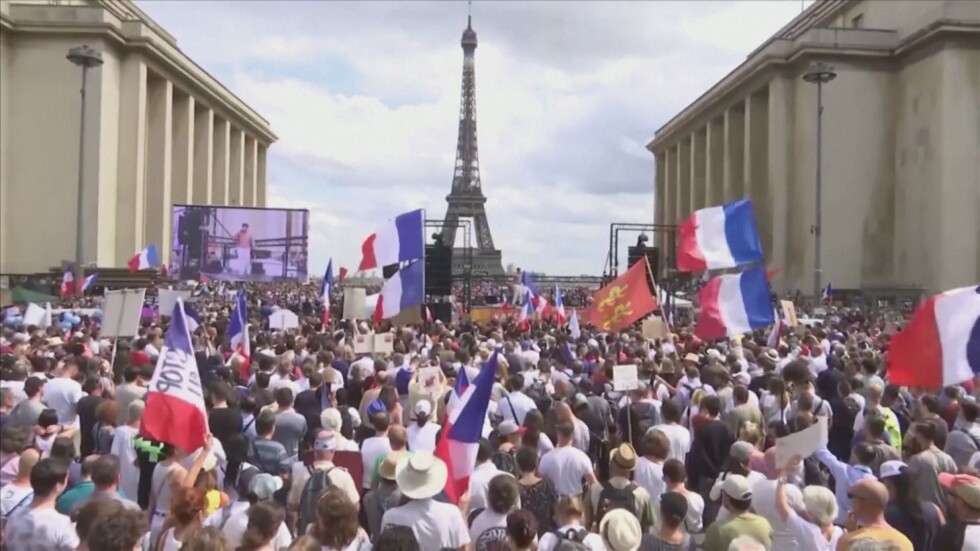 Протест срещу „зелените паспорти“ в Париж: Стигна се до сблъсъци с полицията