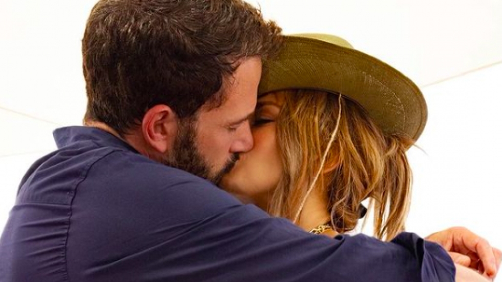 Дженифър Лопес потвърди връзката си с Бен Афлек - със страстна целувка (СНИМКИ + ВИДЕО)